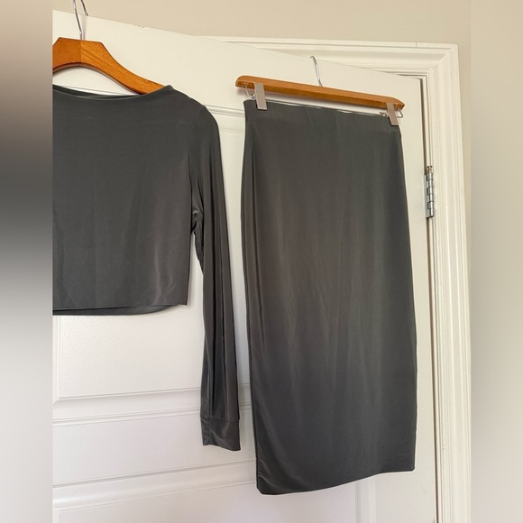 Olive green long  sleeve Crop Top and pencil skirt - Picture 3 of 5